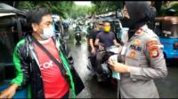 Satuan Binmas Polres Metro Jakarta Barat membagikan Masker Gratis di Sekitar  PD Pasar Jaya Tomang Barat