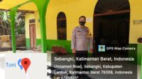 Dengan Penuh Semangat Polisi Jaga Salat Jumat Di Masjid Uswatun Hasanah Sebangki