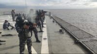 Prajurit KRI Tarakan-905 Laksanakan Latihan Menembak Di Laut Seram