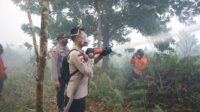 Kapolres Kubu Raya Akbp Jerrold H.Y Kumontoy, S.I.K.,M.si Terjun Langsung Padamkan Kebakaran Lahan di Dusun Kenanga, Desa Punggur Kecil.