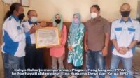 PPWI Cirebon Sampaikan Piagam Penghargaan ke Korban Kriminalisasi Aparat Hukum, Nurhayati