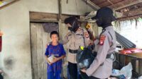 Personil Polwan Dit Samapta Polda Kalbar bagikan Paket Sembako pada Warga Tak Mampu dan Manula
