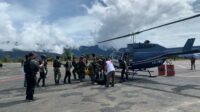 Gunakan Helikopter, Satgas Damai CARTENZ Sukses Evakuasi 8 Korban KKB Papua