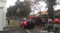 Truk Pasir Pecah Ban dan Terguling, Polsek Cibeureum Lakukan Pengaturan Lalu lintas