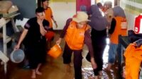 Pasca Banjir, Posmat TNI AL Lampia Bersama Pramuka Saka Bahari Bantu Warga Bumi Batara Guru Bersihkan Lumpur