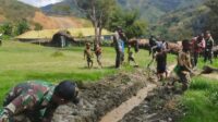 Normalisasi Saluran Air Di Pedalaman Papua Satgas Yonif MR 412 Kostrad Tergerak Gotong Royong Bersama Masyarakat