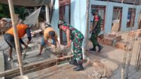 Manunggal Bersama Rakyat, Babinsa Nadi Bantu Warga Bangun Rumah
