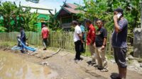 Wujud Perhatian Bupati, Kadis PUPR Barru Spontan turun ke Lokasi Perbaiki Jalan berlubang di Poros Pekkae-Soppeng