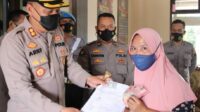 Penyaluran BTPKLWN, Kapolres Pekalongan Ingatkan Masyarakat Penerima Bantuan untuk Tetap Patuhi Prokes