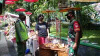Babinsa Keprabon Bersama Linmas Amankan Kegiatan Solo Art Market di Wilayah Binaan