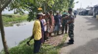 Cegah Banjir dan Pencemaran Air Sungai Babinsa bersama Warga Bersihkan Sungai Citarum