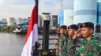 KRI LEPU-861 Kibarkan Bendera Merah Putih Setengah Tiang