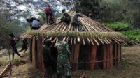 Mama Tabuni Terharu Satgas Yonif MR 412 KOSTRAD Bangunkan Kembali Honainya pasca Terbakar