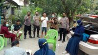 Personil Sabhara Polsek Baras Bersama PKM Bulutaba Sulawesi Barat Lakukan Vaksinasi Terhadap Crew Pasar Malam