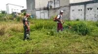 Anggota Personel Koramil-04 Cikupa Kodim-0510 Tigaraksa Bersama Warga Gotong-royong Bersihkan Kampung Pancasila