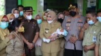 Kapolres Bersama Forkopimda Kab. Pekalongan Jenguk Bayi yang Dibuang Ibunya