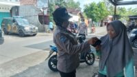 Polsek Cepiring Berikan Masker ke Pengguna Jalan