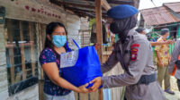 Polwan Brimob Polda Kalbar Berbagi Rezeki kepada Masyarakat yang Kurang Mampu Dibantaran Sungai Landak Kota Pontianak