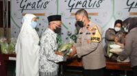 Polres Kendal bagikan Ratusan bungkus sayuran dan beras pada Jama’ah Sholat Tarawih di Masjid Al Mukmin Polres Kendal