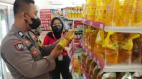 Bhabinkamtibmas Polres Pekalongan Monitoring Ketersediaan Minyak Goreng di Sejumlah Pasar