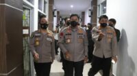 Kapolda Sulsel Besuk Anggota Polri Yang Terluka Saat Kawal Aksi Unjuk Rasa