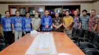 PPK Proyek PUPR Provinsi Sul-Sel dan Pelaksana Perbaikan Jalan Poros Pekkae-Soppeng diterima diruang Kerja Bupati Barru