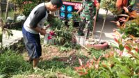 Babinsa Koramil-04/Ckp Kodim-0510/Trs Bantu Warga Berkebun & Penerapan Prokes di Kampung Pancasila