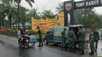 Selama Ramadhan, Prajurit Yonif Raider 100/PS Berbagi Takjil Gratis pada Warga Masyarakat