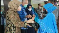 Ketua TP.PKK Kab.Barru drg.Hj.Hasnah Syam,MARS Menyerahkan Bantuan Pangan Kewarga