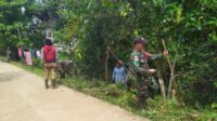 Satgas Pamtas Yonif Mekanis 643/Wns Bersama Warga Gotong Royong Bersihkan Kampung Perbatasan.