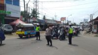 Personil Polsek Warunggunung Polres Lebak dibantu dengan Sat Lantas Polres Lebak Laksanakan Pengaturan Lalulintas di Sampay