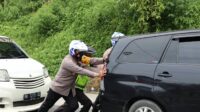 Keren..!! Atasi Macet Wakapolrestabes Medan Bantu Dorong Mobil Mogok di Desa Batu Layang