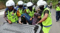 SIGAP..!! Disaat Seorang Ibu Terjatuh dari Sepeda Motor,  Tim Patroli Pengurai Kepadatan Arus Lalin Polrestabes Medan Menolongnya.