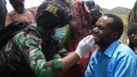 Tim Medis SATGAS YONIF MR 412 Kostrad Turun Tangan Peduli Kemanusiaan di Pedalaman Papua