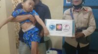 Turut Bersimpati, Kombes Berikan Paket pada Adik Hamid yang Alami Polio di Kelurahan Bara – Baraya Timur.