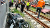 TRAGEDI !!Mengerikan Seorang Pengendara Motor Tertabrak Kereta, Personel Polsek Ciwandan ,Polres Cilegon Polda Banten, Segera Evakuasi Korban.