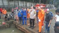 Mayat Bocah (4,5th) Berhasil Dievakuasi BPBD dan Bhabinkamtibmas Polsek Jatiuwung, Polres Metro Tangerang Kota.