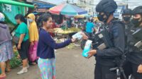Patroli Satbrimob Polda Kalbar Berikan Edukasi Prokes pada Pedagang dan Pengunjung Pasar Tradisional di kota Pontianak