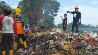 H.Syahrullah, Pemdes dan Warga Gotong Royong Bersihkan Sampah di Kawasan TPS 3R Pancana