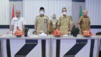 Sekda Abustan dan Jajaran Pemda Barru ikuti Arahan Presiden Jokowi Secara Virtual di ruangan Barru Smart Information Center ( BASIC )