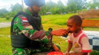 Satgas Pamtas Yonif Raider 142/KJ Lakukan Ini, Anak-anak di Papua : Terima Kasih, Kita Senang Om Tentara.