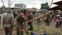 Tim Gabungan Satpol PP dan Koramil 1615-01/Selong Bongkar Lapak Kage