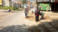 Ironis.!!! Jalan Lintas antar Desa Kabupaten Bandung Barat RusakParah,hingga Warga Masyarakat Turun Tangan
