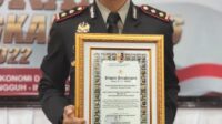 Kapores Kubu Raya AKBP Jerrold H.Y. Kumontoy Terima Reward dari Kapolda Kalimantan Barat.