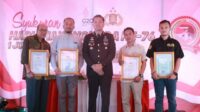 Peringatan HUT Bhayangkara ke-76, Kapolres Barru Serahkan Piagam Penghargaan pada Insan Pers