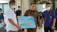 Bupati Tamba Didampingi Kadis Parbud Serahkan Bantuan Dana Hibah
