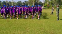 Terapkan Disiplin Di Sekolah, Babinsa Koramil Tipe B 0808/15 Gandusari Latih PBB