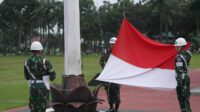Letkol Inf Muhamad Bassarewan Memimpin Upacara Bendera Merah Putih