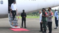 Presiden Joko Widodo tiba di Bandar Udara Binaka, Kota Gunungsitoli, Sumatera Utara.