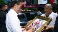 Presiden Jokowi Bagikan Bansos di Pasar Larangan Sidoarjo